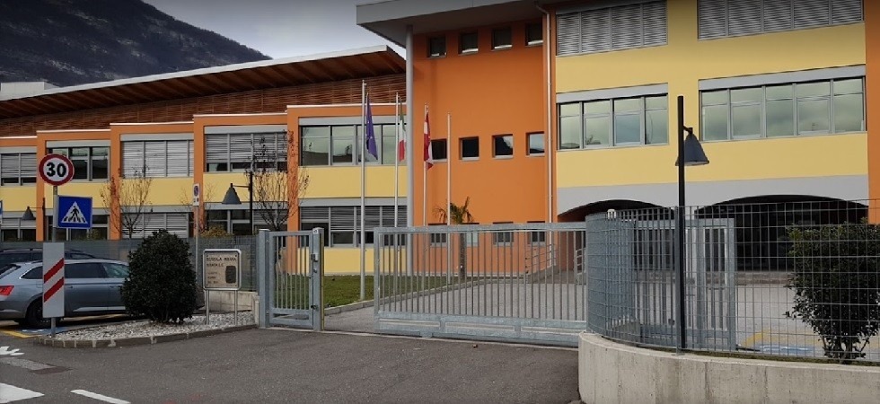 Evacuata la scuola di Mezzolombardo, studenti e insegnanti all'esterno dell'edificio
